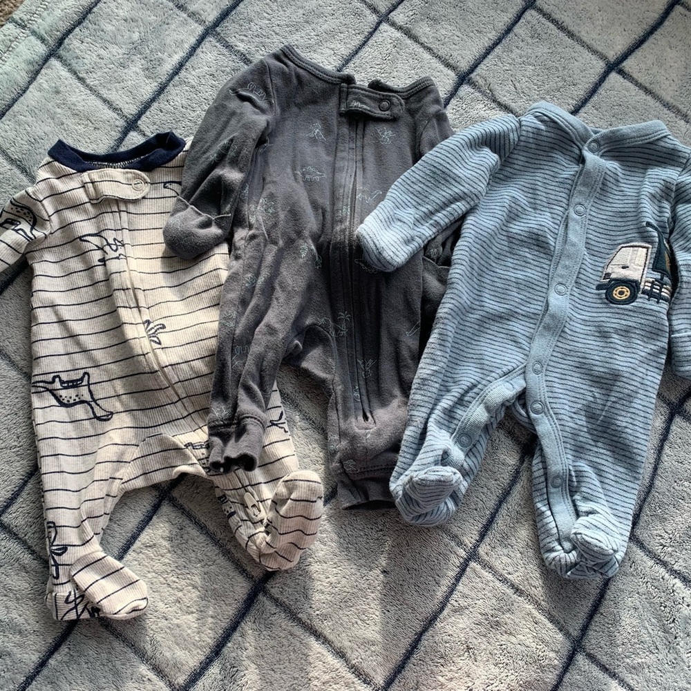 🍒🍒 Set of 3 infant one-piece boys pajamas/sleep and plays, size PREEMIE